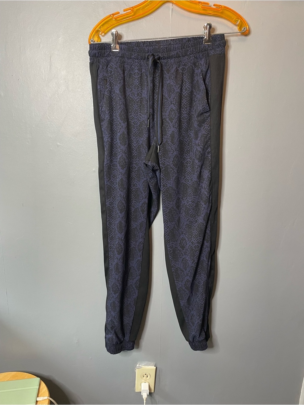 Athleta Brooklyn Navy Snakeskin sprint jogger pants 7/8 length women's size 4